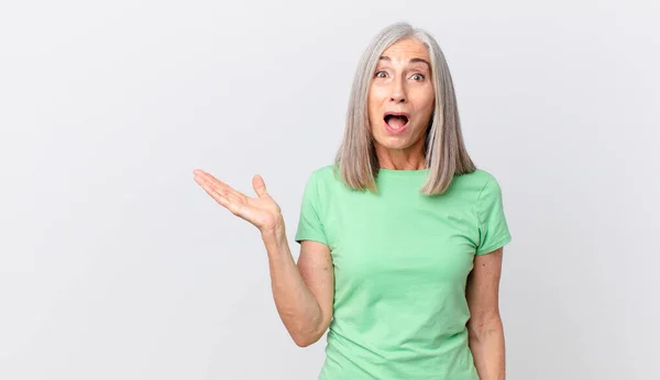 Middelbare Leeftijd Witte Haar Vrouw Kijken Verrast Geschokt Met Kaak — Stockfoto