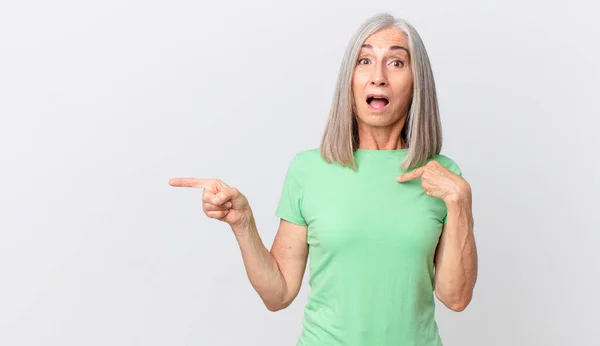 Middelbare Leeftijd Witte Haar Vrouw Kijken Geschokt Verrast Met Mond — Stockfoto