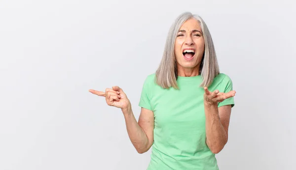 Mezza Età Donna Capelli Bianchi Cercando Disperato Frustrato Stressato Indicando — Foto Stock