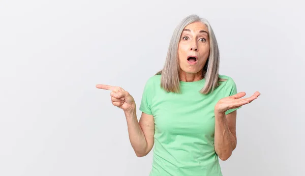 Middelbare Leeftijd Witte Haar Vrouw Gevoel Zeer Geschokt Verrast Wijzen — Stockfoto