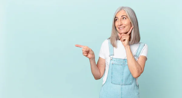 Mulher Cabelo Branco Meia Idade Sorrindo Feliz Sonhando Acordado Duvidando — Fotografia de Stock