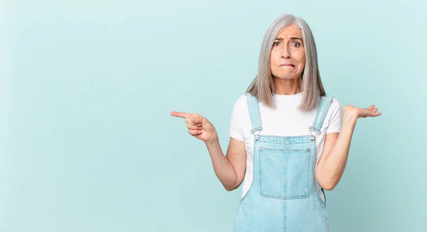 Mujer Pelo Blanco Mediana Edad Sintiéndose Perpleja Confundida Dudando Señalando — Foto de Stock