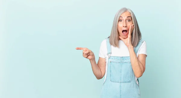 Middelbare Leeftijd Witte Haar Vrouw Gevoel Geschokt Bang Wijzen Naar — Stockfoto