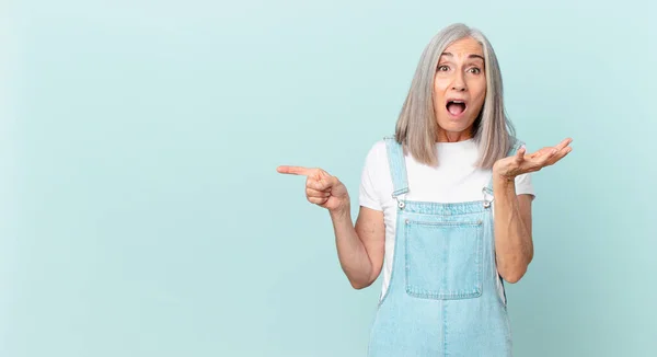 Middelbare Leeftijd Witte Haar Vrouw Gevoel Zeer Geschokt Verrast Wijzen — Stockfoto