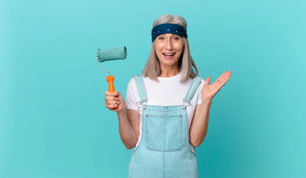 Frau Mittleren Alters Mit Weißem Haar Fühlt Sich Glücklich Überrascht — Stockfoto