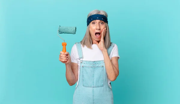 Femme Cheveux Blancs Âge Moyen Sentant Choqué Effrayé Avec Rouleau — Photo