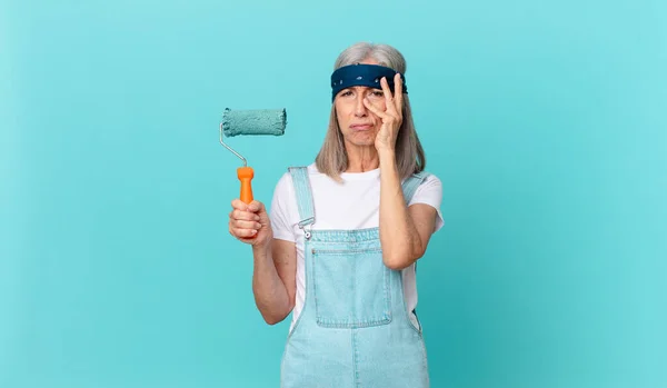 Frau Mittleren Alters Mit Weißem Haar Die Sich Gelangweilt Frustriert — Stockfoto