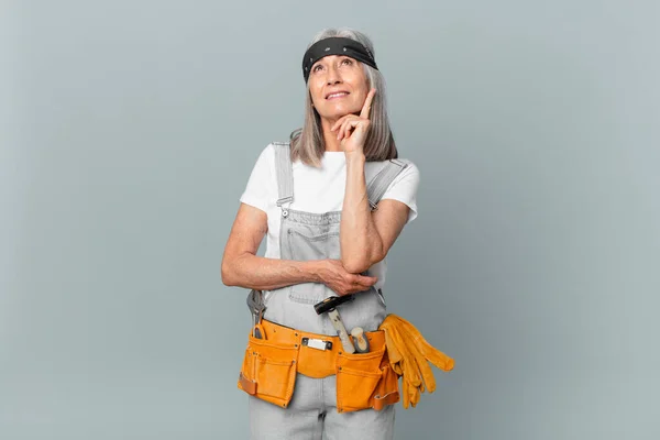 Femme Aux Cheveux Blancs Âge Moyen Souriant Joyeusement Rêvant Doutant — Photo