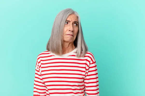 Mezza Età Capelli Bianchi Donna Sensazione Triste Sconvolto Arrabbiato Guardando — Foto Stock