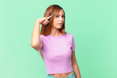 Güzel yetişkin bir kadın, kafası karışık ve şaşkın hissediyor, senin deli olduğunu gösteriyor.