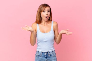 Güzel, yetişkin bir kadın inanılmaz bir sürprizle şaşkın, şaşkın ve hayrete düşmüş.