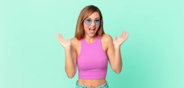 Güzel yetişkin bir kadın inanılmaz bir şey karşısında mutlu ve şaşkın hissediyor.