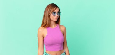 Güzel yetişkin bir kadın üzgün, üzgün ya da kızgın hisseder ve yan tarafa bakar.