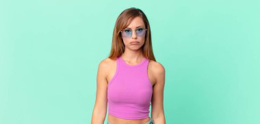 Güzel, yetişkin bir kadın üzgün ve sızlanıyor. Mutsuz bir bakışla ve ağlamayla.