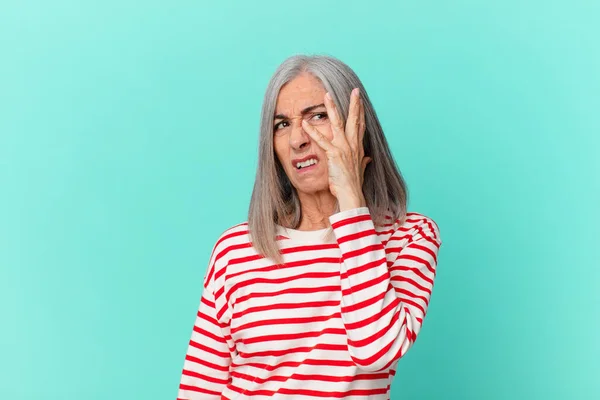 Frau Mittleren Alters Mit Weißem Haar Fühlt Sich Gelangweilt Frustriert — Stockfoto