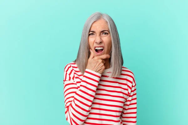 Mujer Mediana Edad Pelo Blanco Con Boca Los Ojos Bien —  Fotos de Stock