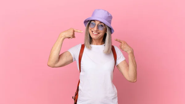 Mujer Pelo Blanco Mediana Edad Sonriendo Con Confianza Apuntando Propia — Foto de Stock