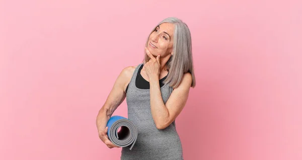 Mujer Pelo Blanco Mediana Edad Sonriendo Con Una Expresión Feliz —  Fotos de Stock