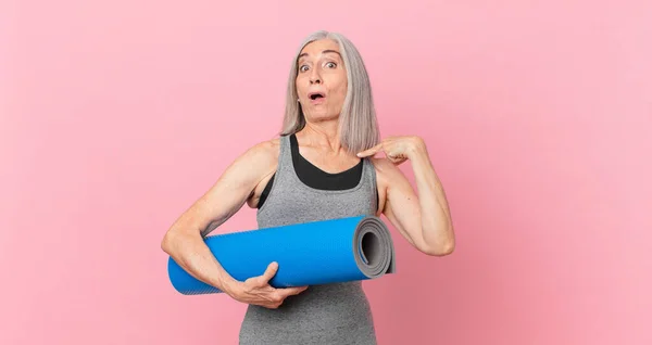 Mujer Pelo Blanco Mediana Edad Que Sorprendida Sorprendida Con Boca —  Fotos de Stock