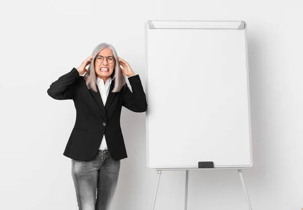 Frau Mittleren Alters Mit Weißem Haar Die Sich Gestresst Ängstlich — Stockfoto