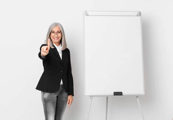 Middle Age White Hair Woman Smiling Looking Friendly Showing Number — Stock Photo, Image