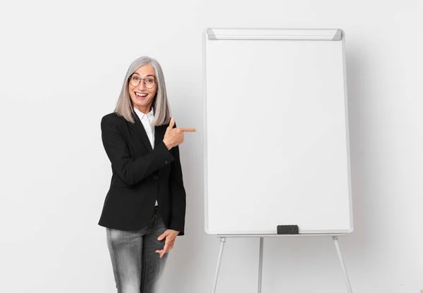 Frau Mittleren Alters Mit Weißem Haar Sieht Aufgeregt Und Überrascht — Stockfoto