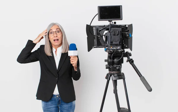 Witte Haarvrouw Van Middelbare Leeftijd Die Gelukkig Verbaasd Verrast Uitziet — Stockfoto