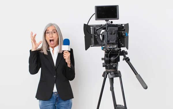 Blanke Vrouw Van Middelbare Leeftijd Schreeuwend Met Handen Omhoog Een — Stockfoto