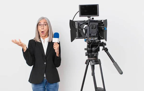 Frau Mittleren Alters Mit Weißem Haar Fühlt Sich Extrem Schockiert — Stockfoto