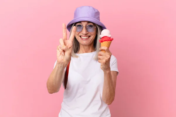 Mulher Cabelo Branco Meia Idade Com Sorvete Conceito Verão — Fotografia de Stock