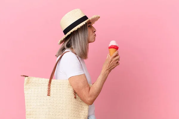 Dondurmalı Orta Yaşlı Beyaz Saçlı Kadın Yaz Konsepti — Stok fotoğraf