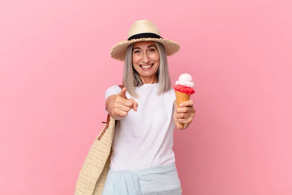 Mulher Cabelo Branco Meia Idade Com Sorvete Conceito Verão — Fotografia de Stock