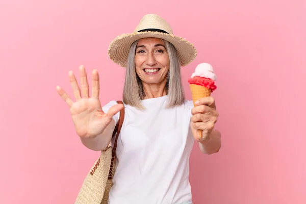 Mulher Cabelo Branco Meia Idade Com Sorvete Conceito Verão — Fotografia de Stock