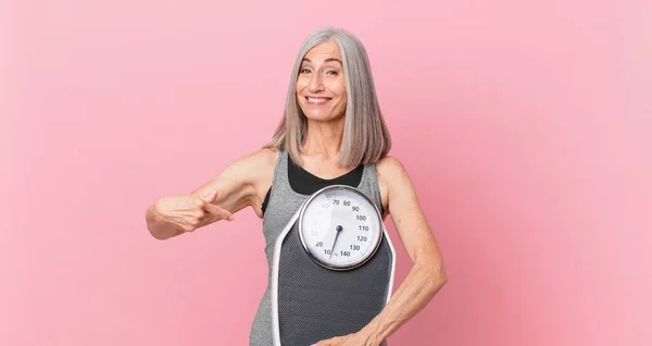 Mujer Pelo Blanco Mediana Edad Sosteniendo Una Báscula Peso Concepto —  Fotos de Stock