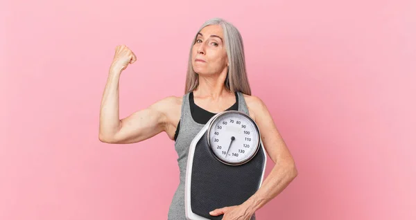 Mujer Pelo Blanco Mediana Edad Sosteniendo Una Báscula Peso Concepto —  Fotos de Stock