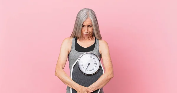 Mujer Pelo Blanco Mediana Edad Sosteniendo Una Báscula Peso Concepto — Foto de Stock