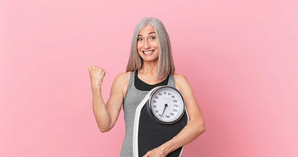 Mulher Cabelo Branco Meia Idade Segurando Uma Balança Peso Conceito — Fotografia de Stock