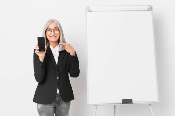 Mujer Negocios Pelo Blanco Mediana Edad Con Espacio Copia Tablero —  Fotos de Stock