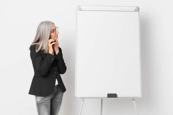 Geschäftsfrau Mittleren Alters Mit Weißem Haar Und Leerem Kopierraum — Stockfoto