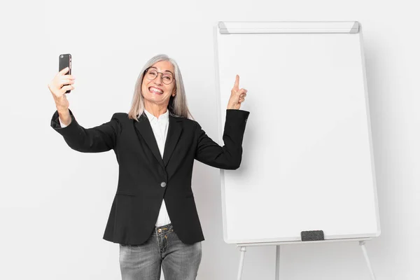 Mujer Negocios Pelo Blanco Mediana Edad Con Espacio Copia Tablero —  Fotos de Stock