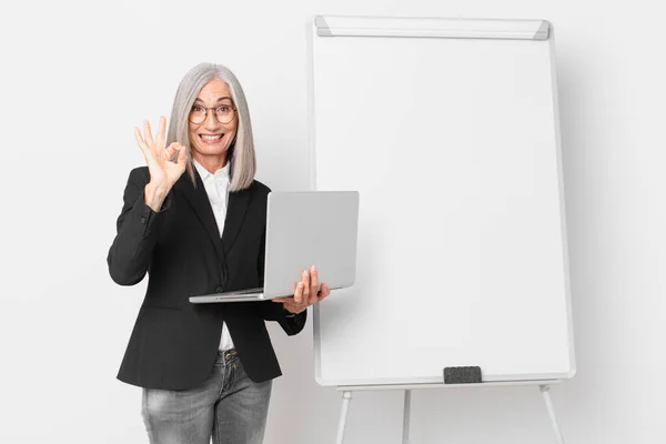 Mujer Negocios Pelo Blanco Mediana Edad Con Espacio Copia Tablero —  Fotos de Stock