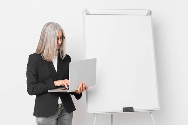 Middelbare Leeftijd Wit Haar Zakenvrouw Met Een Leeg Bord Kopieerruimte — Stockfoto