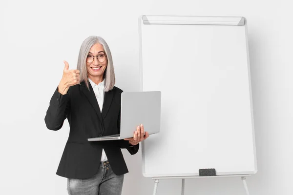 Mujer Negocios Pelo Blanco Mediana Edad Con Espacio Copia Tablero — Foto de Stock