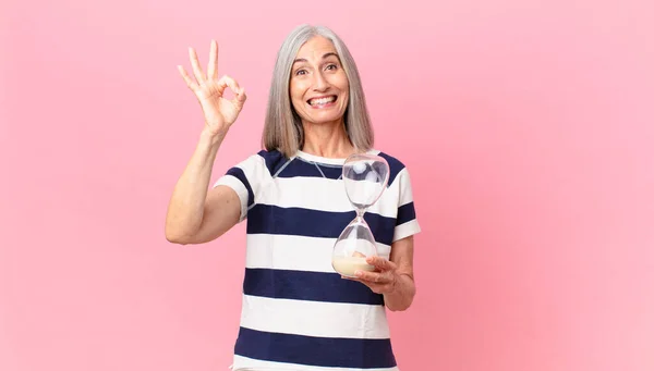 Mulher Cabelo Branco Meia Idade Segurando Temporizador Sandglass — Fotografia de Stock