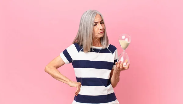 Mulher Cabelo Branco Meia Idade Segurando Temporizador Sandglass — Fotografia de Stock