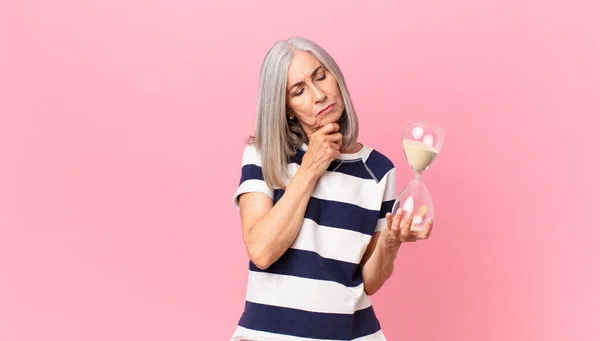 Mulher Cabelo Branco Meia Idade Segurando Temporizador Sandglass — Fotografia de Stock