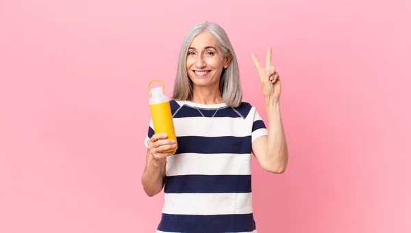 Mulher Cabelo Branco Meia Idade Segurando Uma Garrafa Térmica Café — Fotografia de Stock