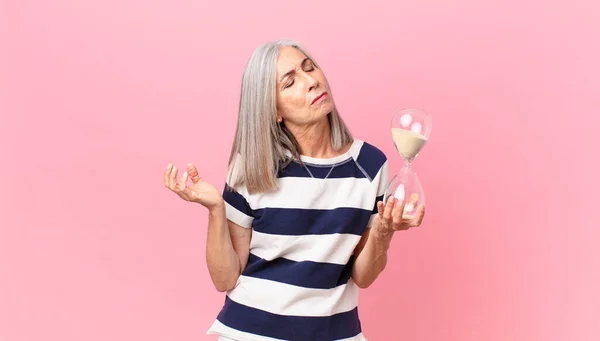 Mulher Cabelo Branco Meia Idade Segurando Temporizador Sandglass — Fotografia de Stock