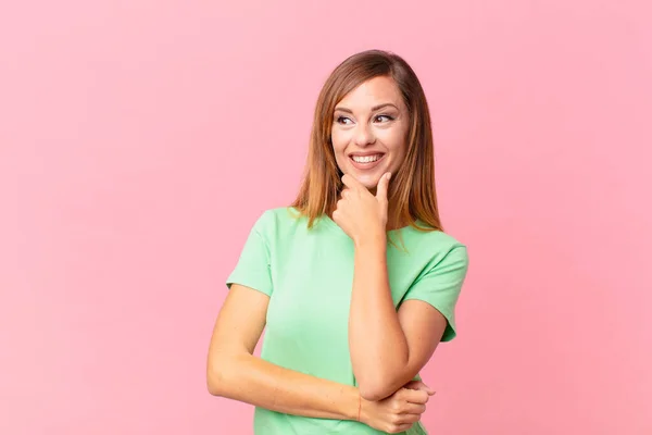 Vacker Vuxen Kvinna Ler Med Ett Lyckligt Självsäkert Uttryck Med — Stockfoto