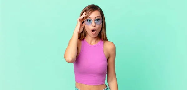 Mujer Bastante Adulta Mirando Sorprendida Realizando Nuevo Pensamiento Idea Concepto —  Fotos de Stock